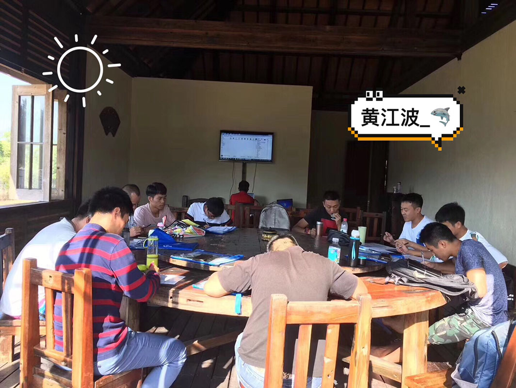 除了俯瞰大地的飛翔，還有潛入海底的翱翔。